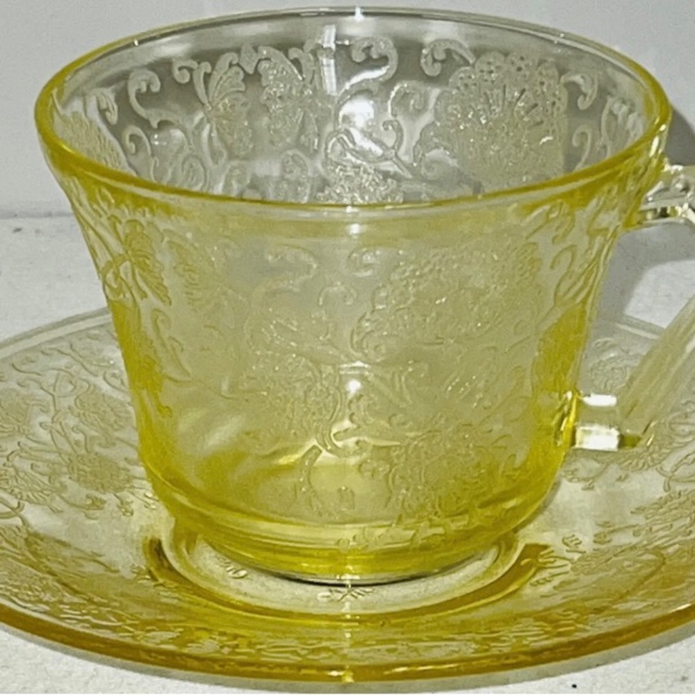 Set of 4 Florentine Poppy by Hazel-Atlas Tea/Coffee Cups with Saucers